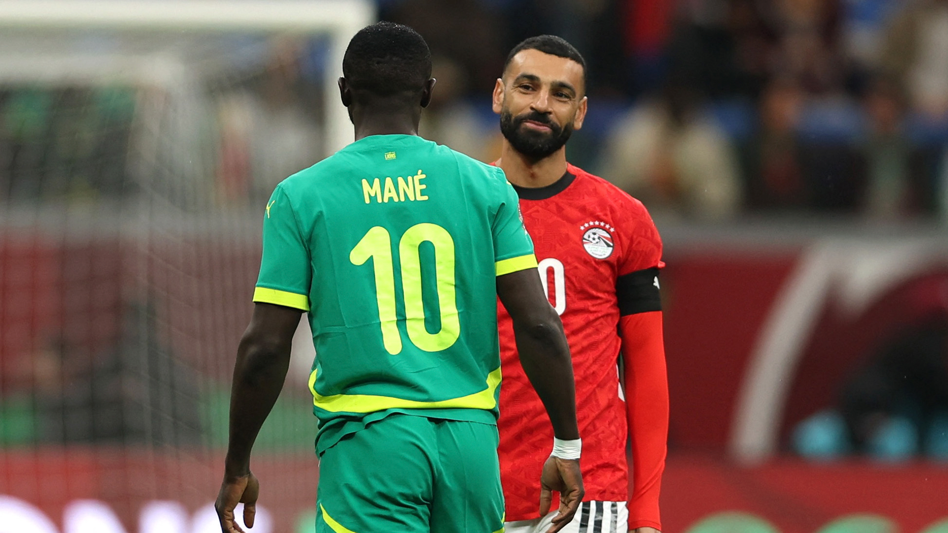 Mohamed Salah mira Sadio Mané y sonríe