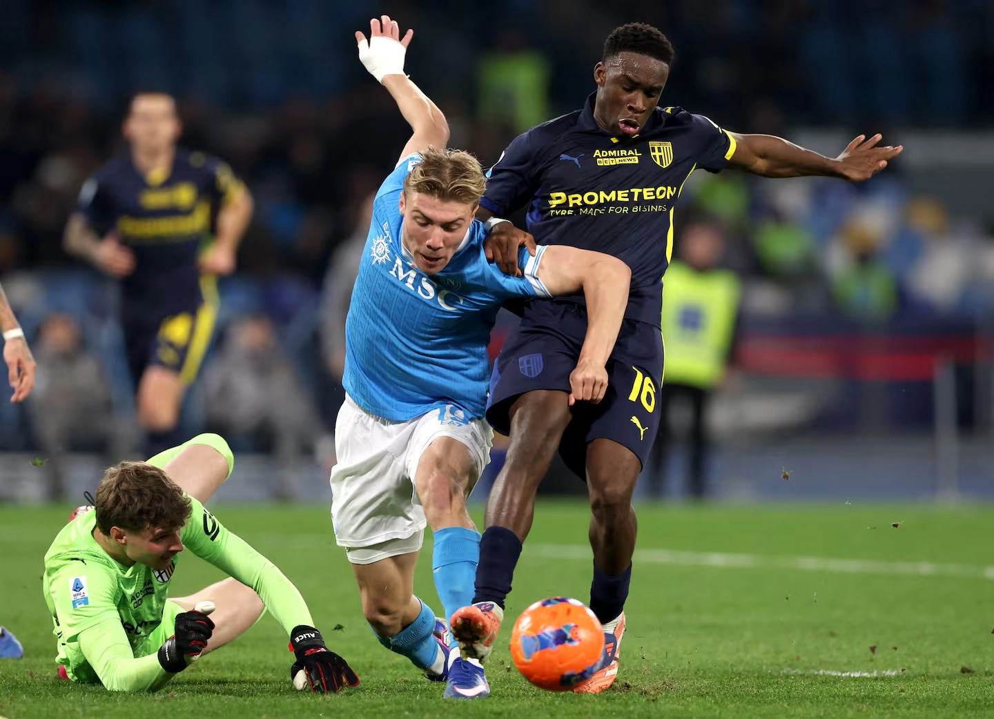 Jugadores de Napoli y Parma se disputan la pelota