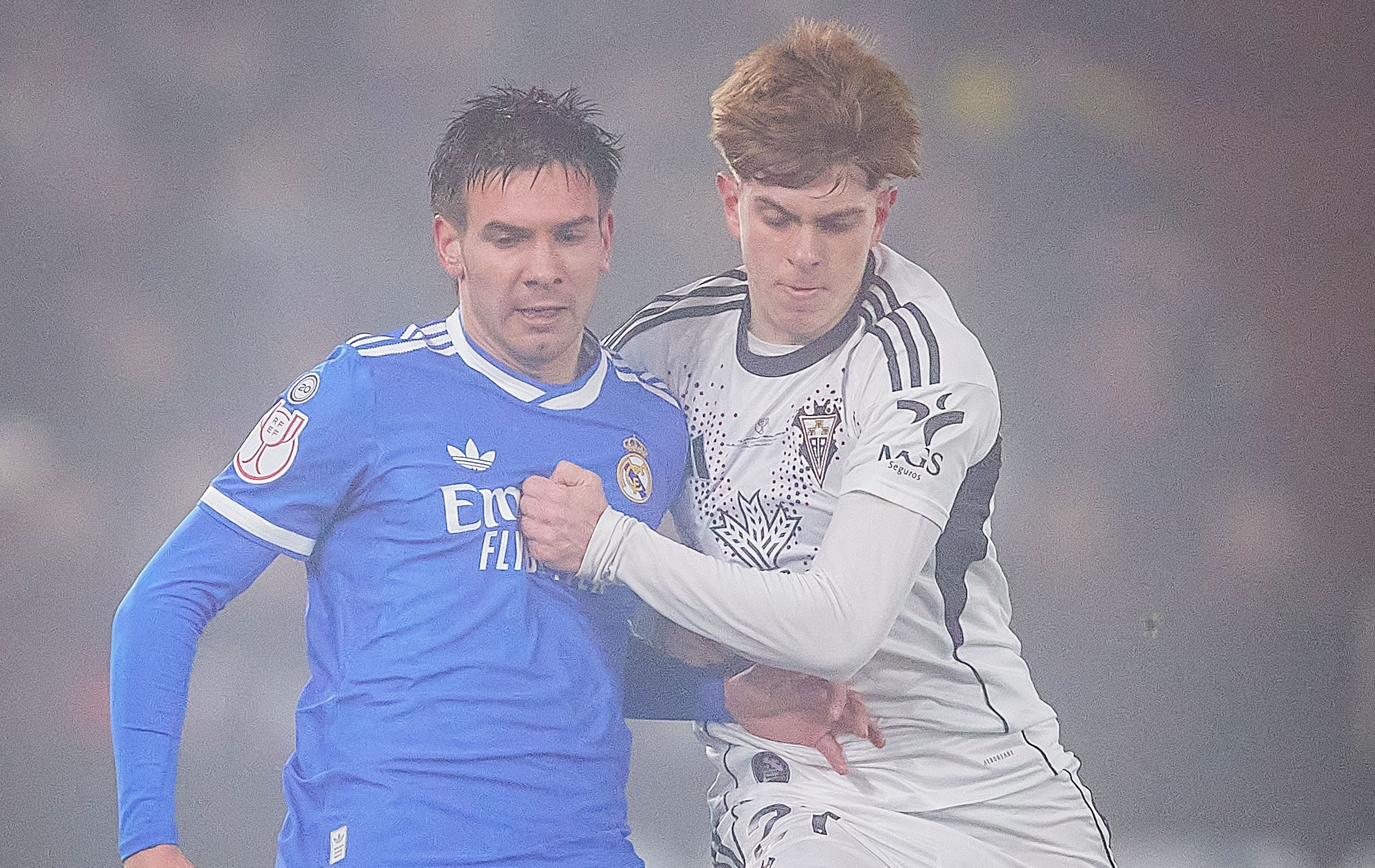 Javier Villar y Franco Mastantuono se disputan la pelota