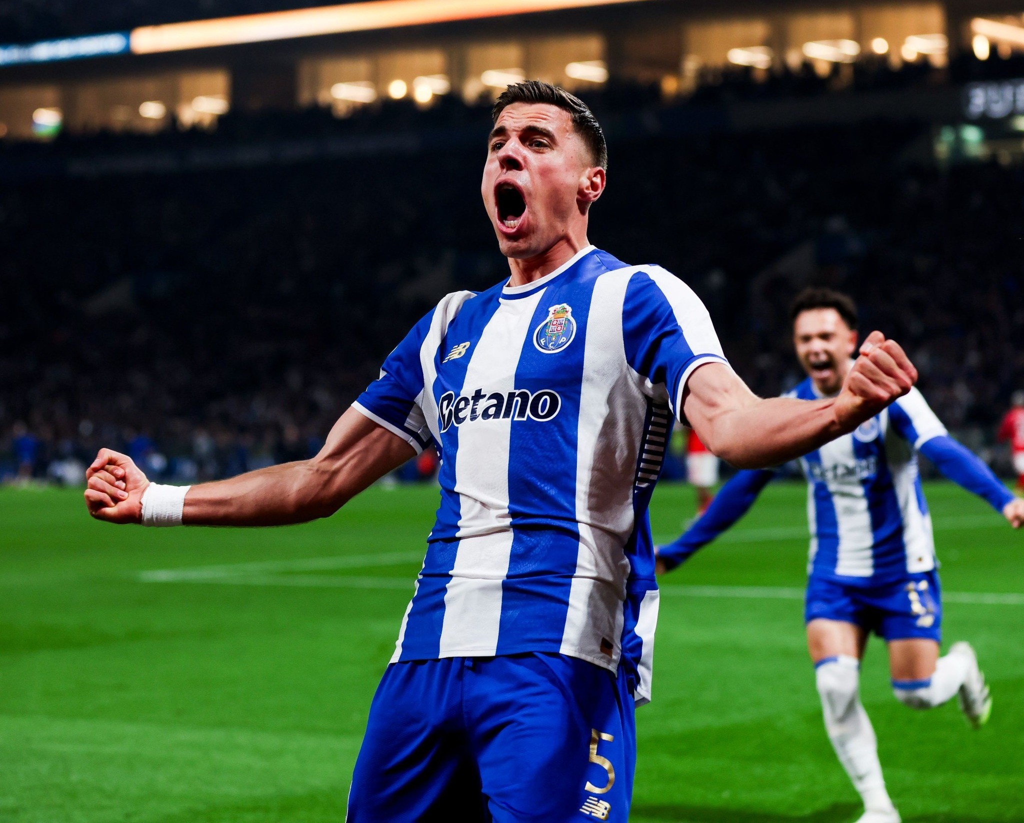 Jan Bednarek celebra su gol con los brazos en alto