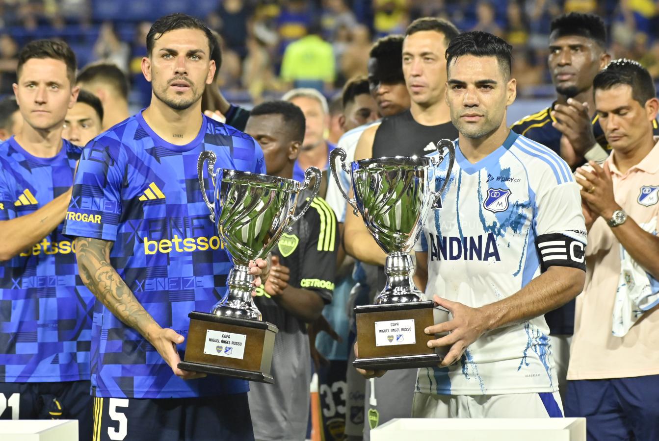 Paredes y Falcao posan con la copa de la Serie Río de la Plata después del amistoso entre Boca Juniors y Millonarios