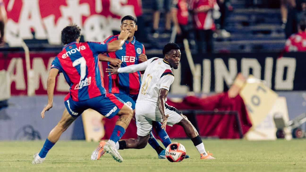 Jugadores de Cúcuta y San Lorenzo se disputan la pelota durante el partido por la Serie Río de la Plata