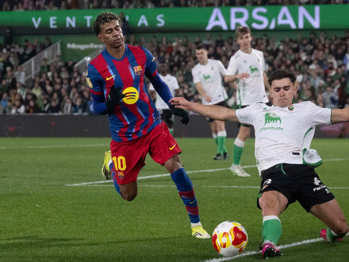 Lamine Yamal disputa la pelota con un defensor del Racing de Santander durante el partido de Copa del Rey