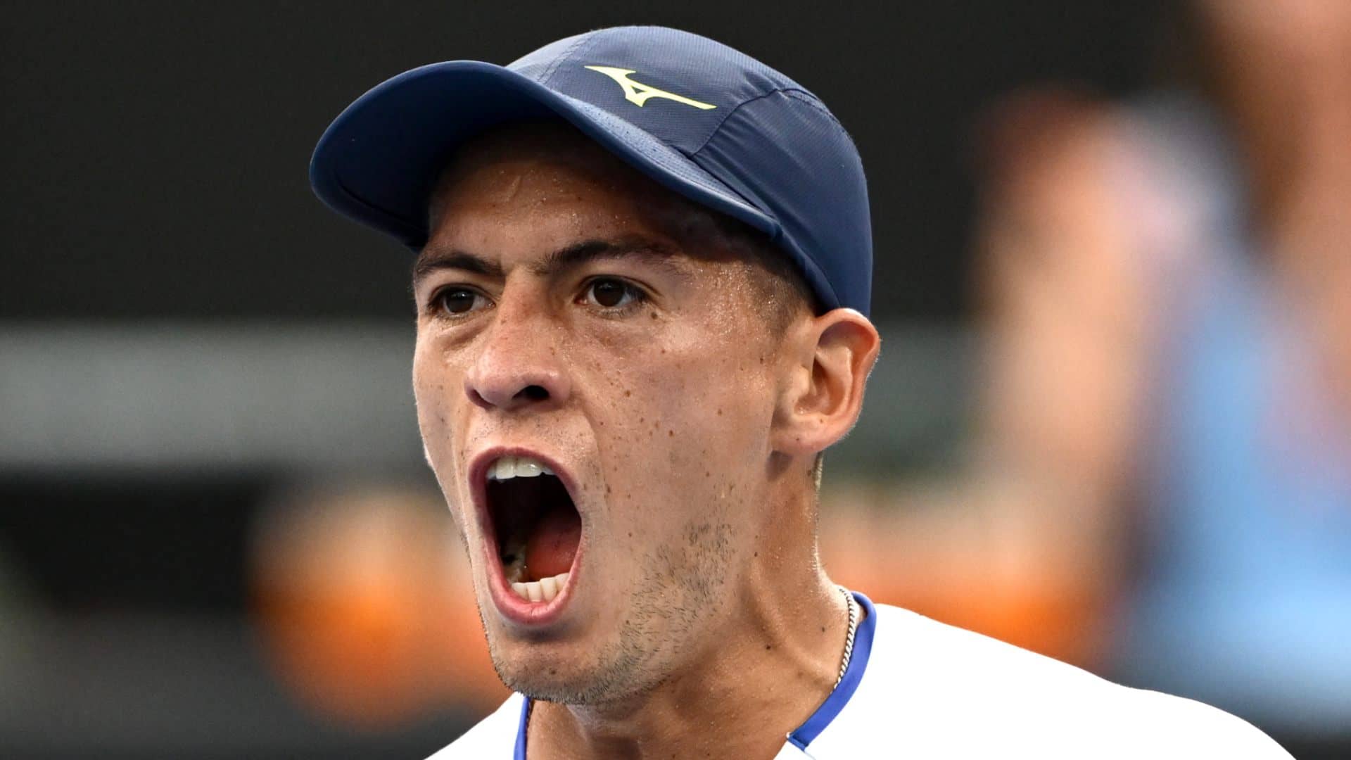 Sebastián Báez grita con fuerza tras ganar un punto durante un partido del ATP de Auckland