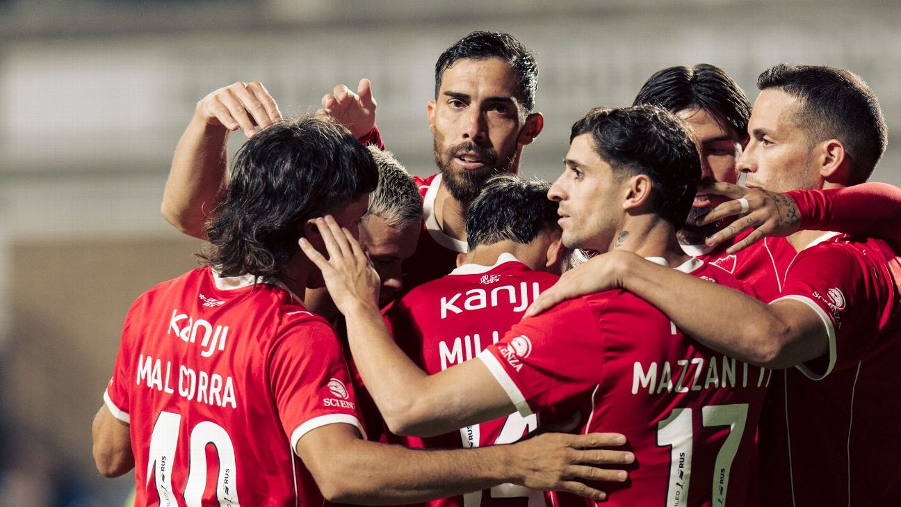 Jugadores de Independiente celebran un gol abrazados durante el amistoso ante Wanderers en el Parque Viera.