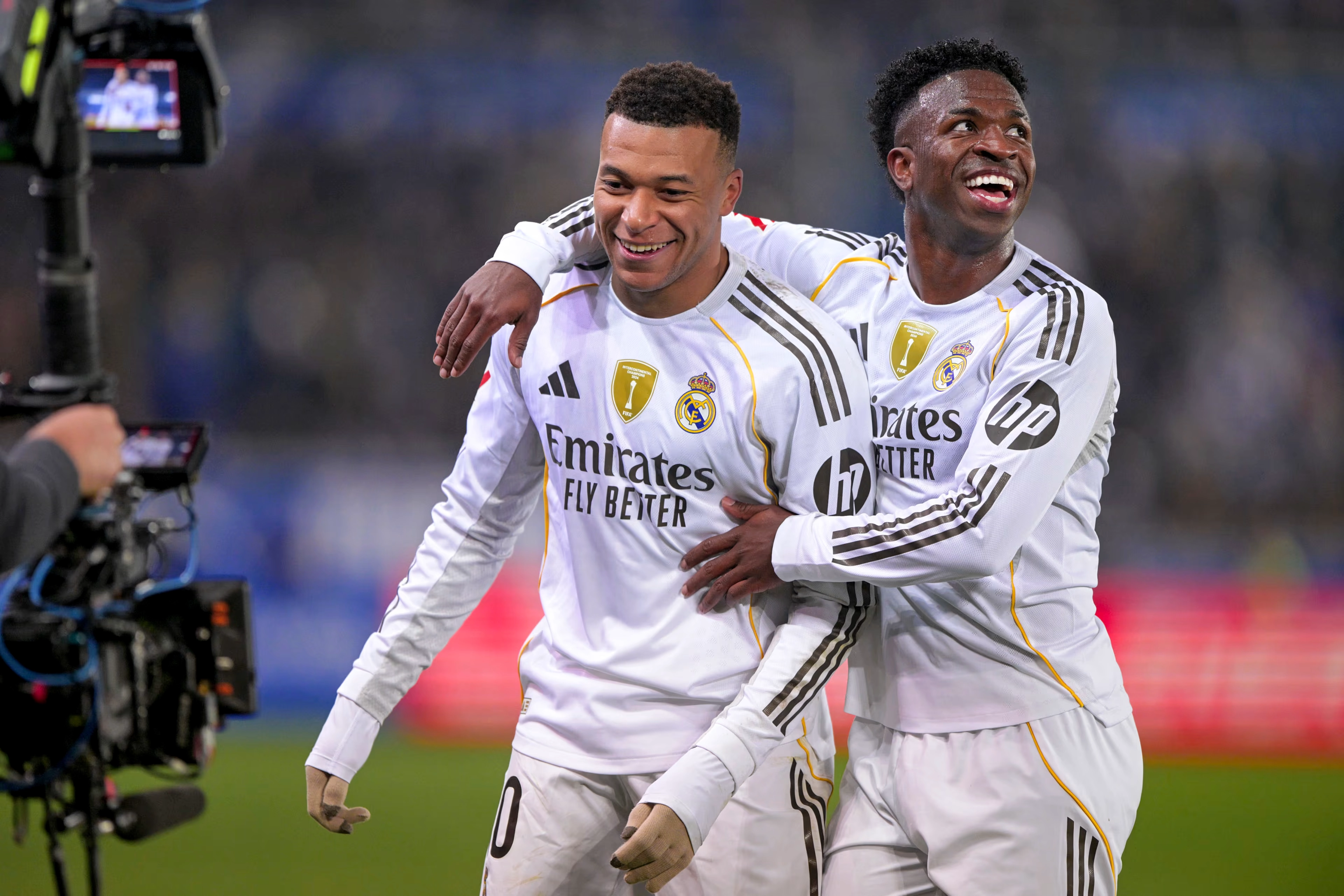 Mbappé y Vinícius Júnior celebran un gol del Real Madrid durante el partido ante Levante