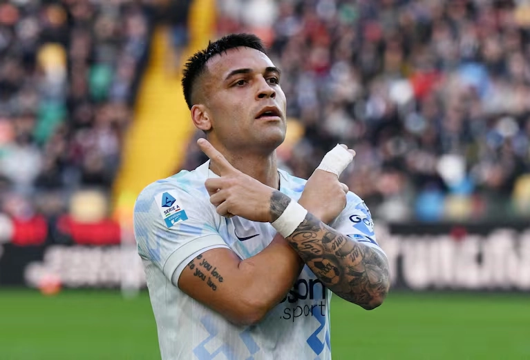 Lautaro Martínez festeja su gol para Inter con su característico gesto de “No” frente a la hinchada