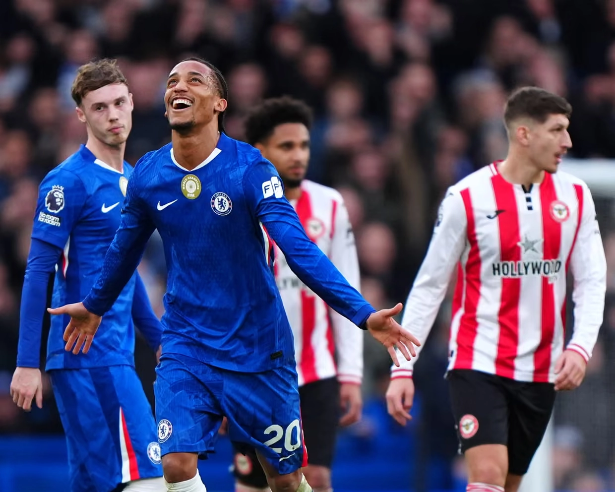 João Pedro celebra su gol sonriente y mirando al cielo con los brazos extendidos durante el partido entre Chelsea y Brentford.