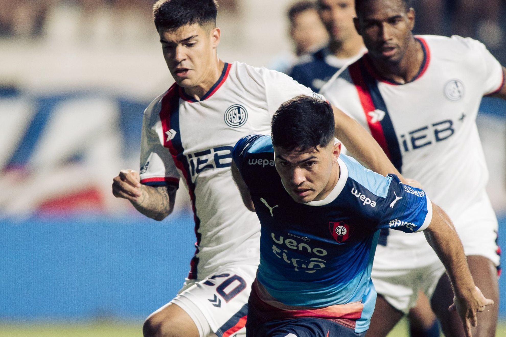 Jugador de Cerro Porteño conduce la pelota ante la presión de dos futbolistas de San Lorenzo durante el amistoso de la Serie Río de La Plata.
