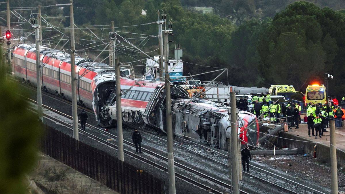 Equipos de emergencia y ambulancias trabajando tras el choque de trenes en Córdoba