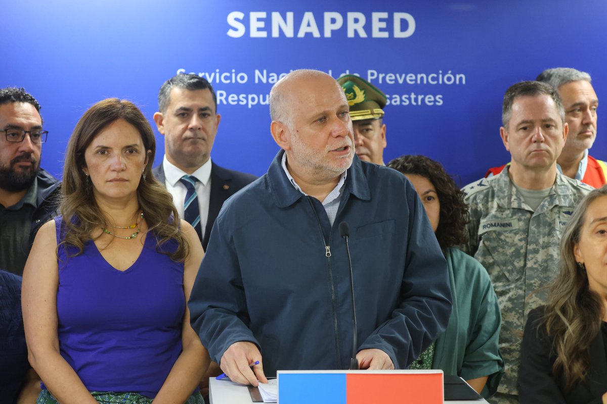 Autoridades del Gobierno de Chile brindan una conferencia de prensa por los incendios forestales