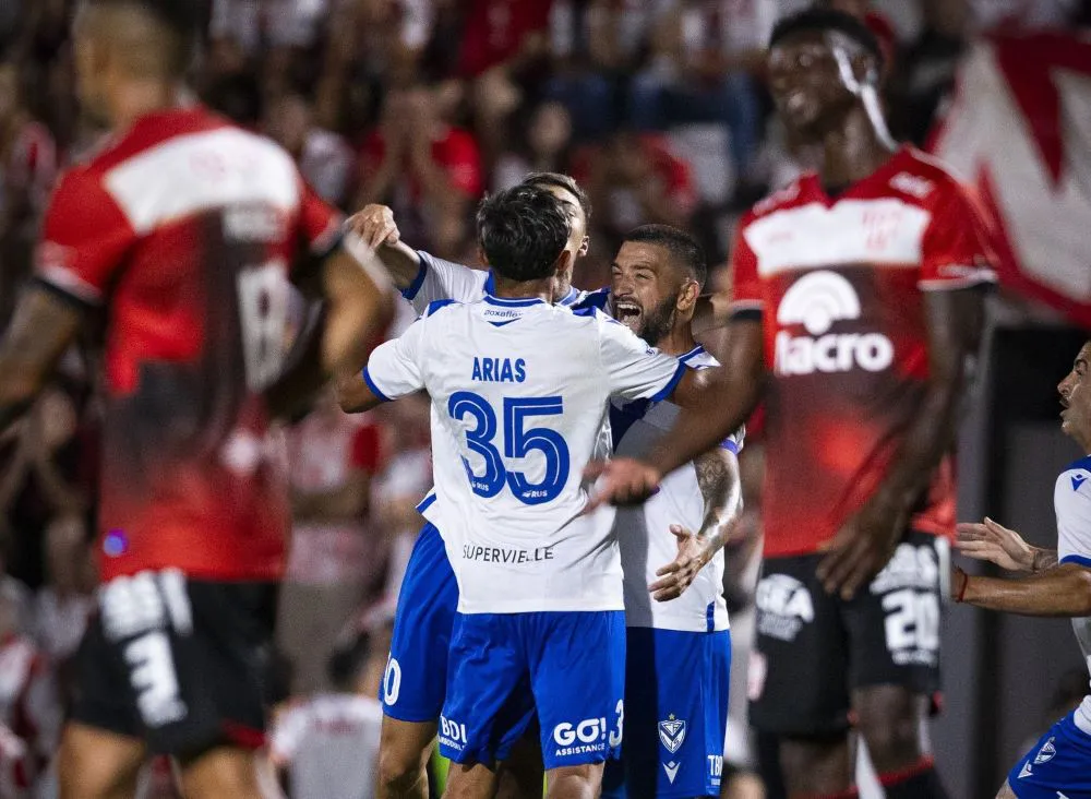 Jugadores de Vélez celebran abrazados el gol agónico que le dio la victoria ante Instituto en Córdoba