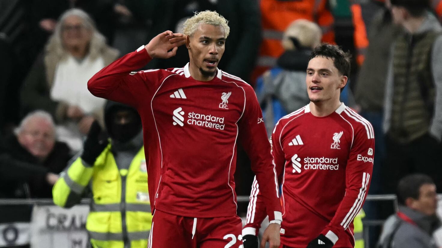 Hugo Ekitiké festeja un gol de Liverpool llevándose la mano a la oreja, acompañado por un compañero, en Anfield.
