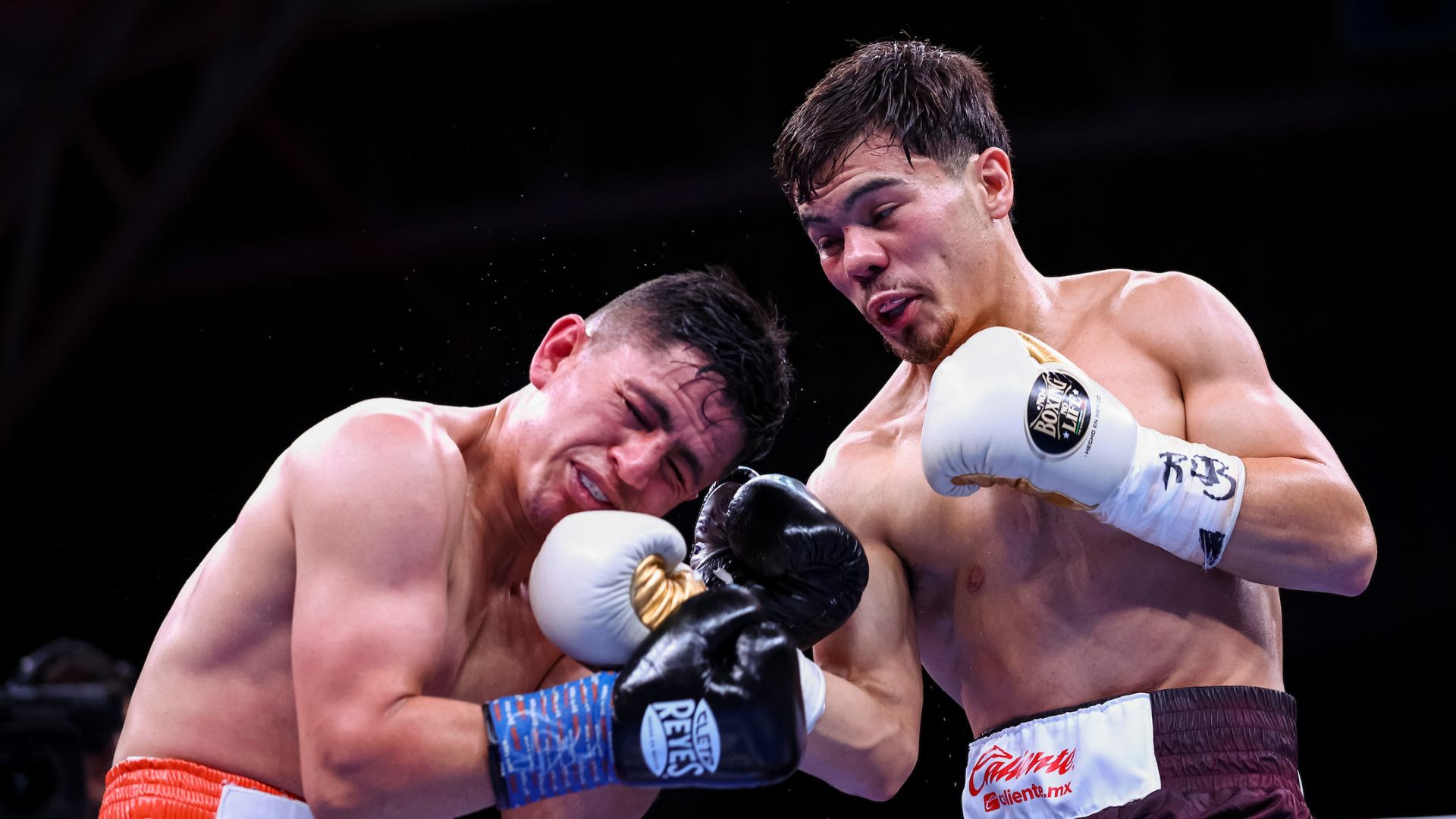Christian Medina conecta un golpe durante el combate ante Adrián Curiel.