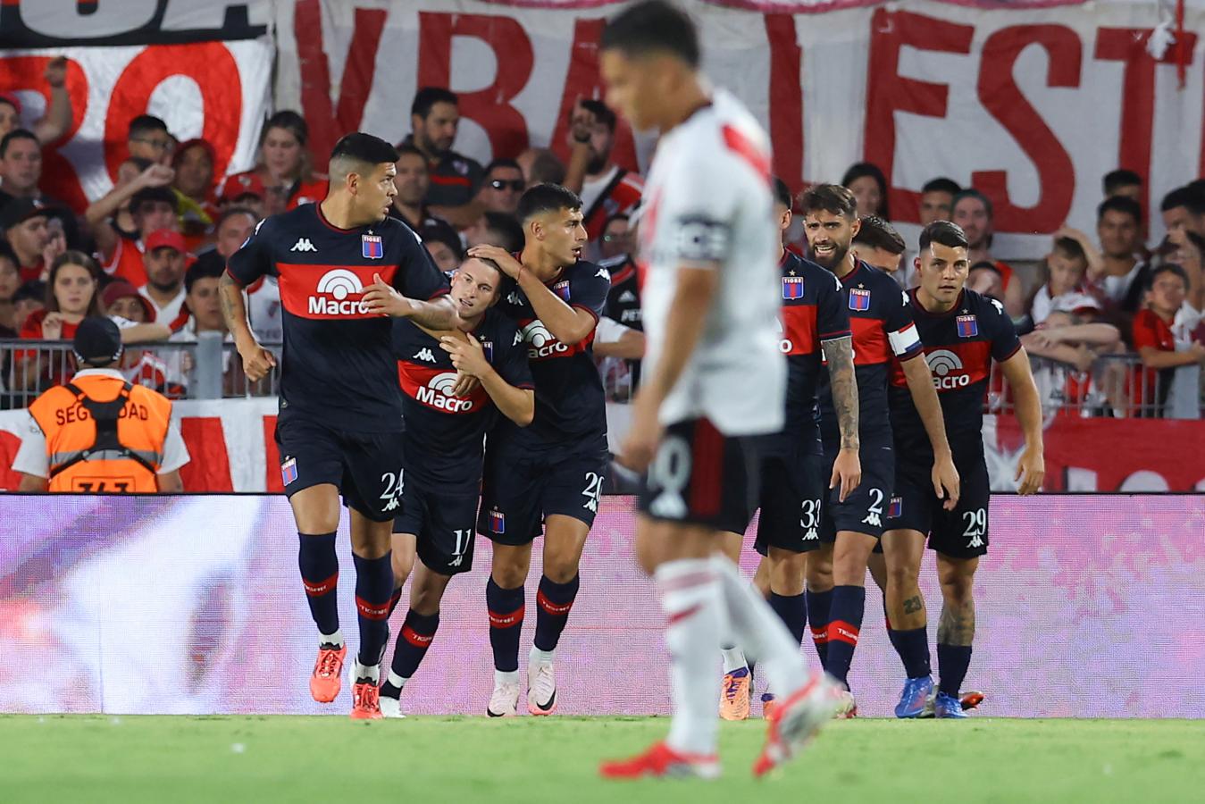 Jugadores de Tigre celebran un gol ante River Plate en el estadio Monumental