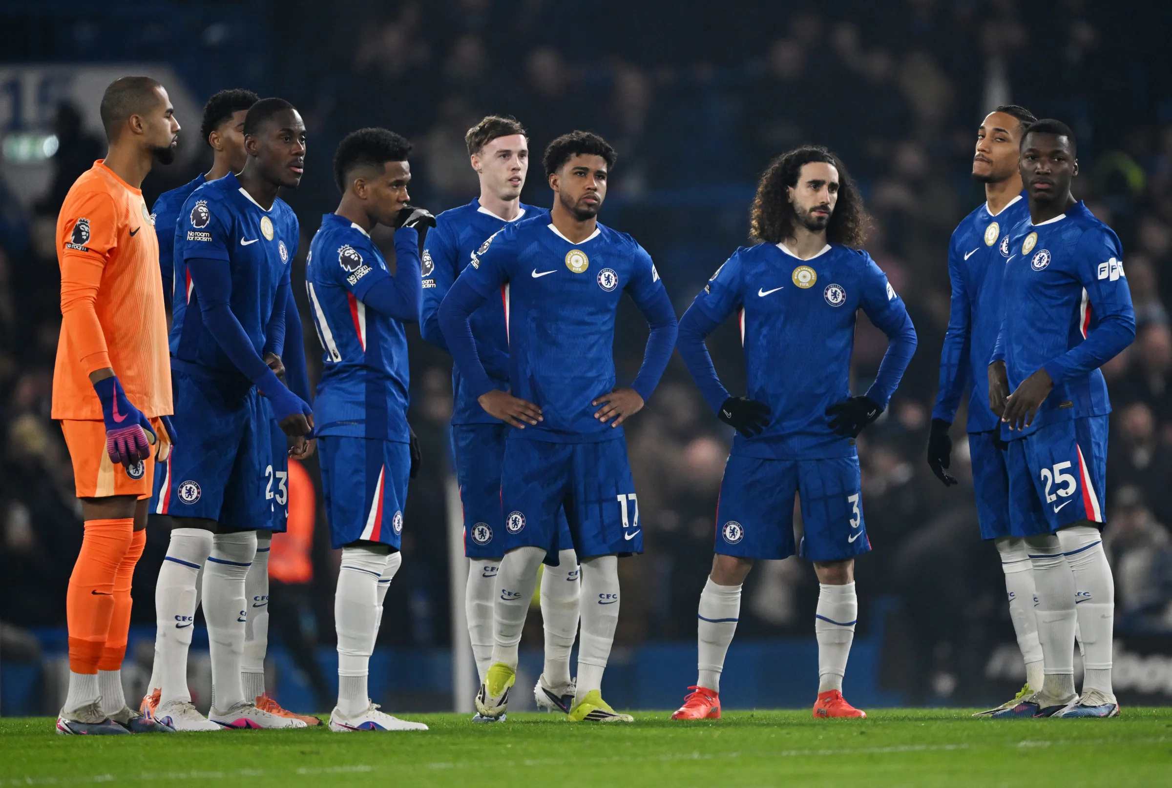 Jugadores del Chelsea formados en el campo de juego durante el partido ante Leeds United por la Premier League