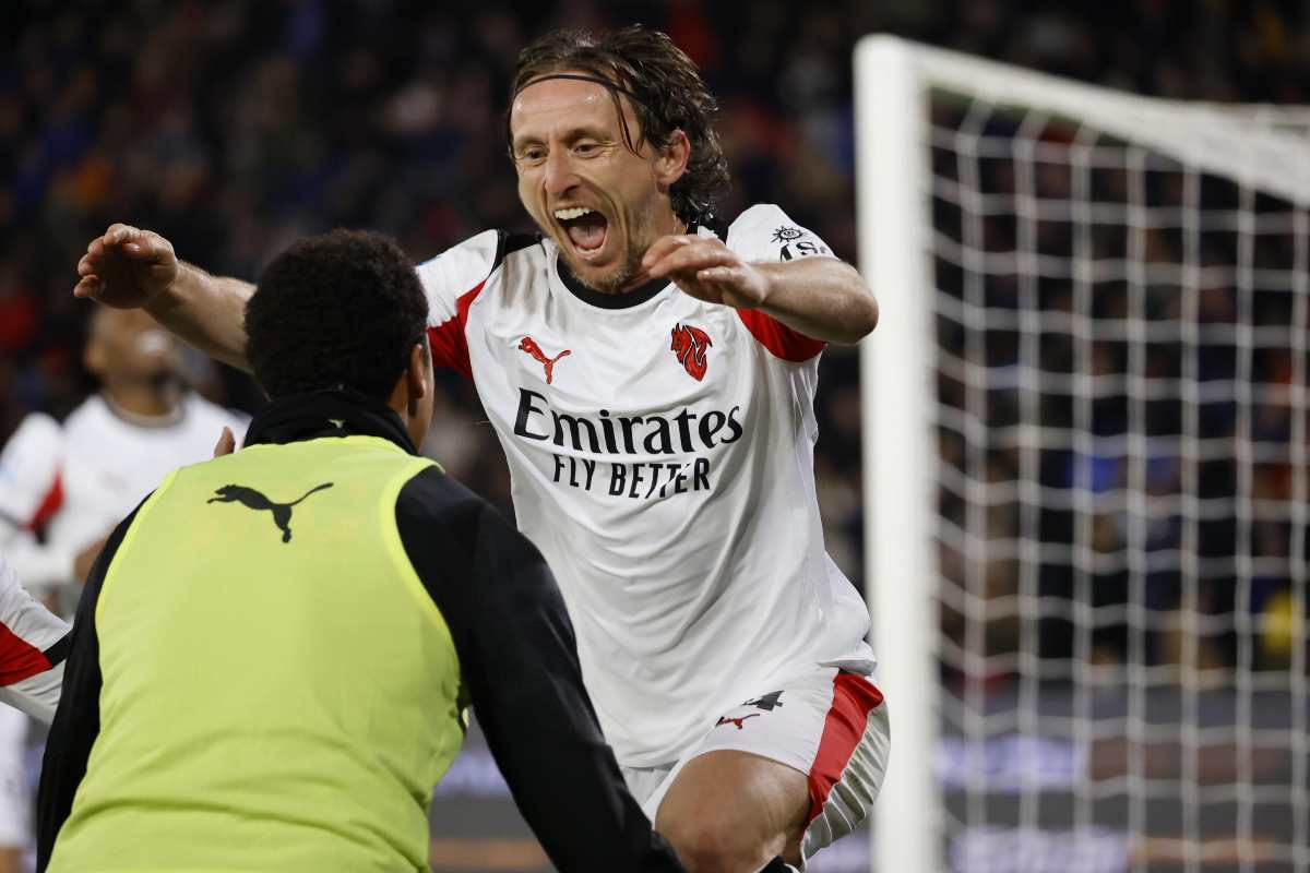 Luka Modric celebra su gol con Milan saltando a los brazos de un alcanza pelotas en el estadio de Pisa