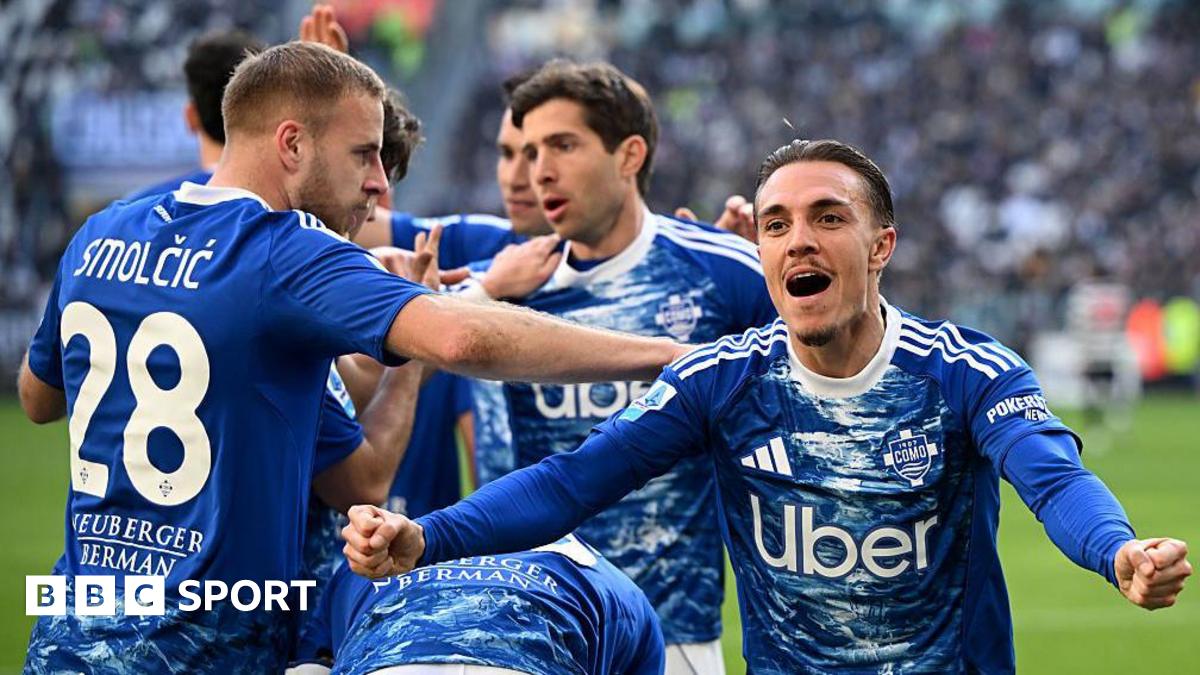Jugadores de Como celebran un gol durante la victoria 2-0 ante Juventus en el Allianz Stadium por la fecha 26 de la Serie A.