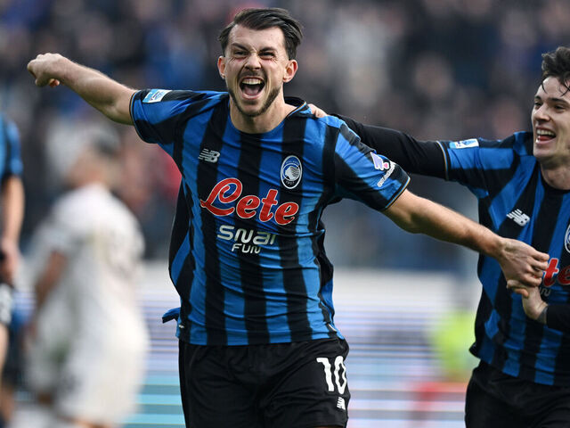 Lazar Samardzic celebra con los brazos abiertos tras marcar su gol para Atalanta ante Napoli por la fecha 26 de la Serie A.