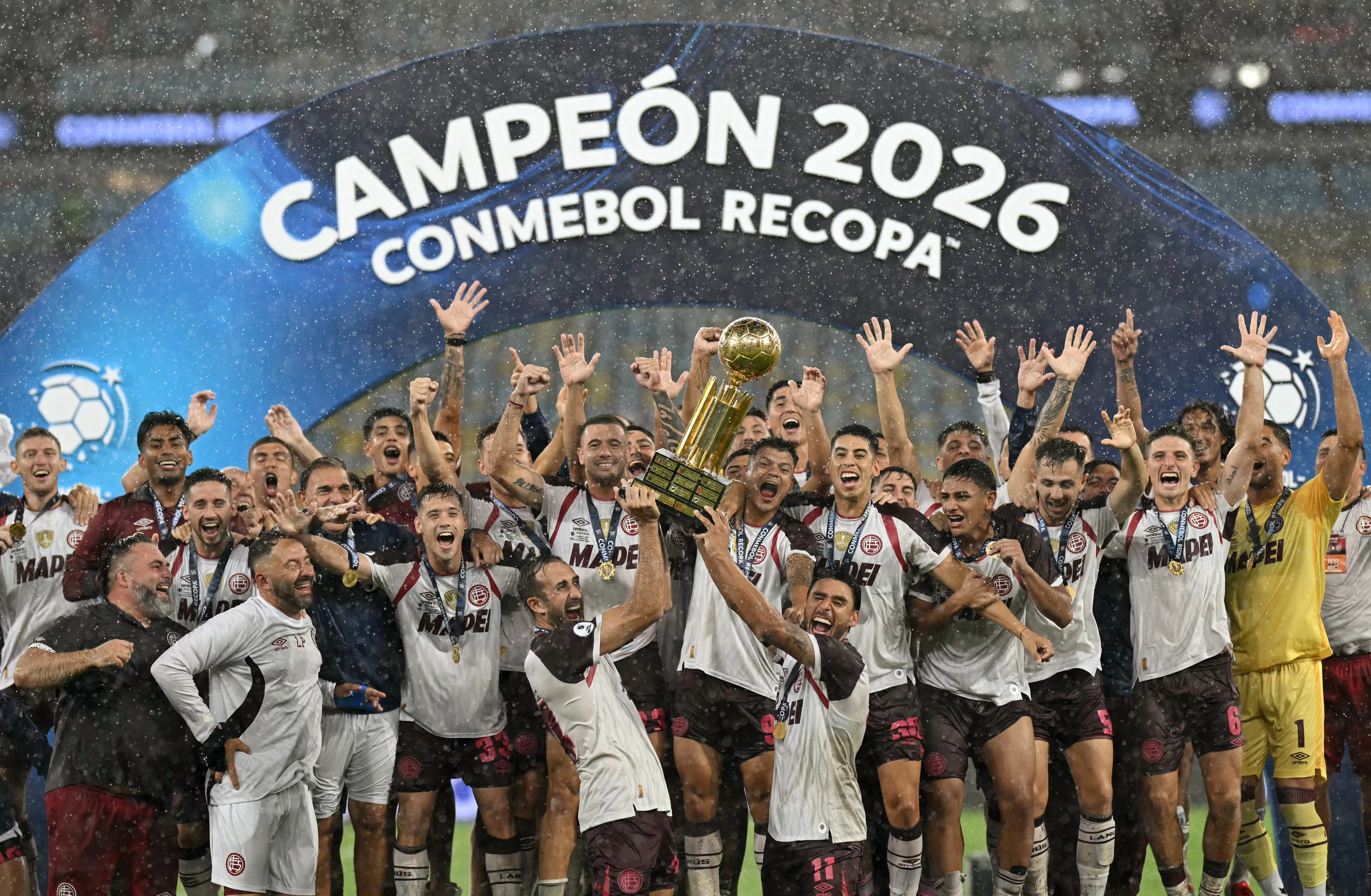 Plantel de Lanús levanta el trofeo bajo la lluvia tras consagrarse campeón de la Recopa Sudamericana 2026