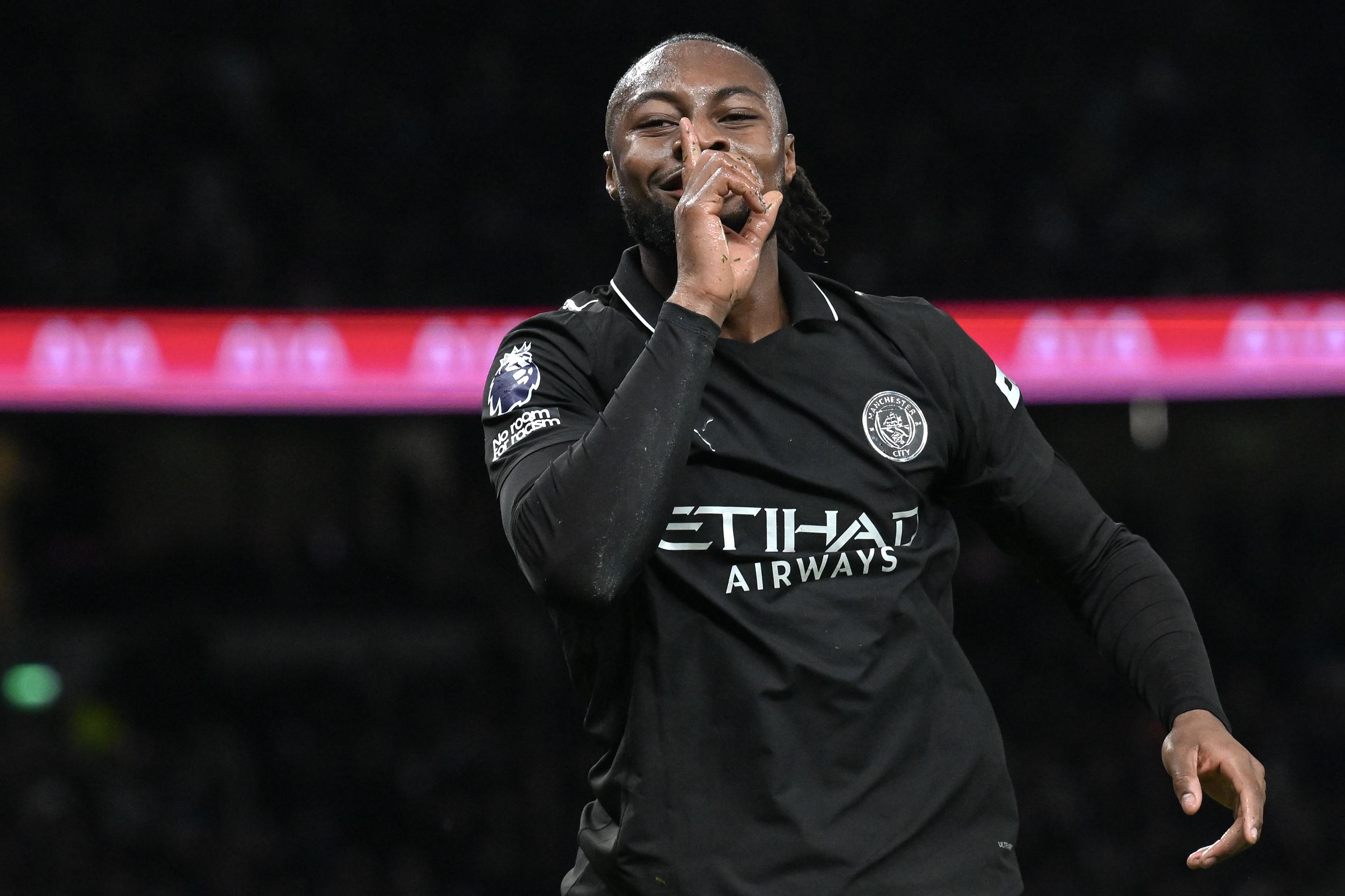 Semenyo celebra su gol para Manchester City ante Leeds United con un gesto de silencio hacia la tribuna en Elland Road