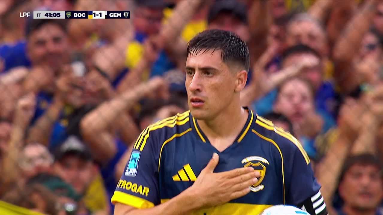 Miguel Merentiel festeja su gol ante Gimnasia Mendoza golpeándose el pecho en La Bombonera