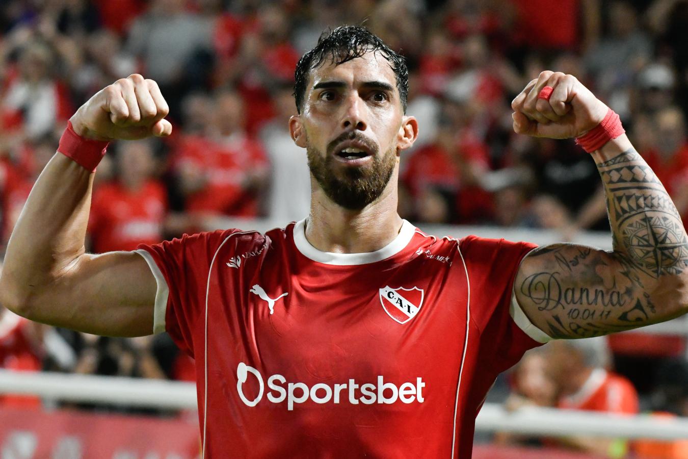 Gabriel Ávalos celebra su gol para Independiente flexionando los bíceps en el estadio Libertadores de América