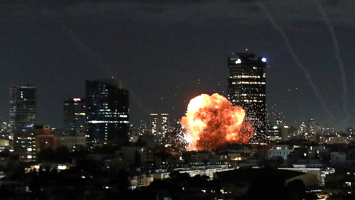 Una gran explosión se registró en el centro de Tel Aviv tras el lanzamiento de un misil desde Irán