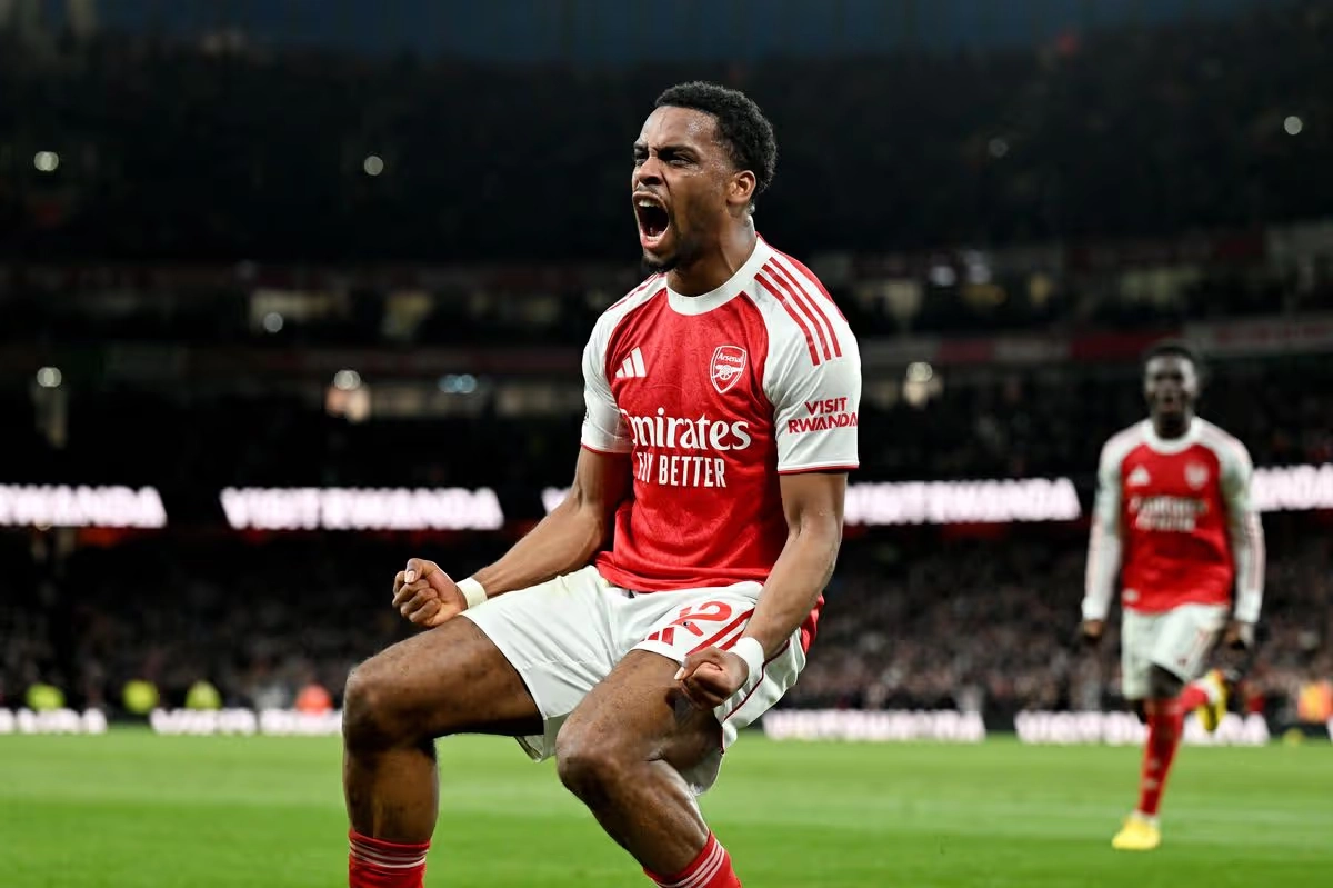 Jurrien Timber festeja con un grito y los puños apretados tras convertir para Arsenal ante Chelsea en el Emirates Stadium