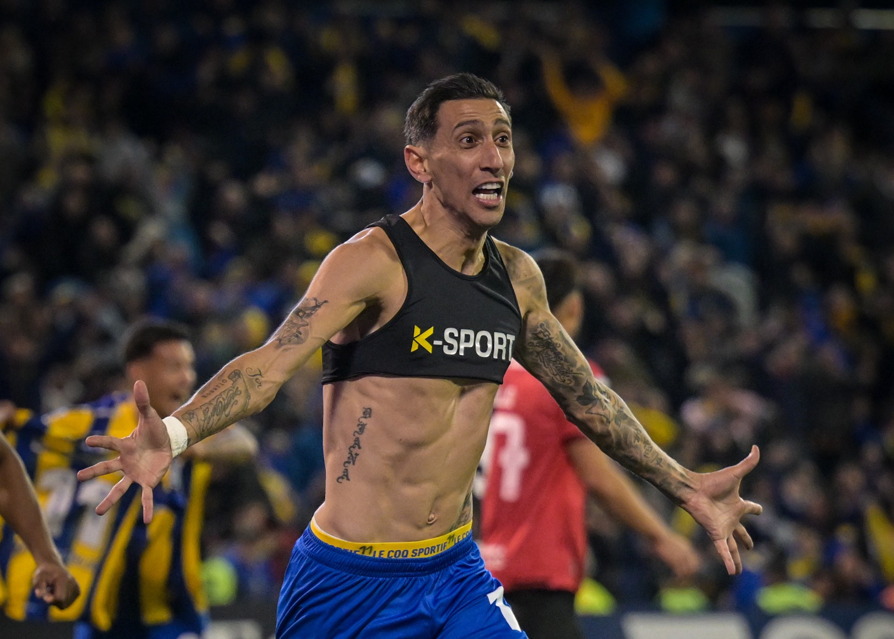 Ángel Di María festeja con los brazos abiertos tras convertir en el clásico rosarino para Rosario Central