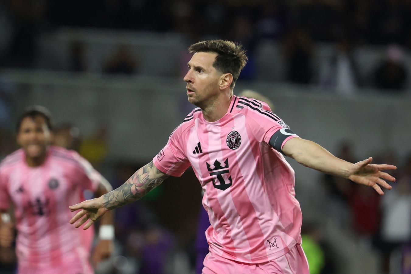 Lionel Messi festeja un gol con los brazos abiertos en el clásico entre Inter Miami y Orlando City por la MLS 2026