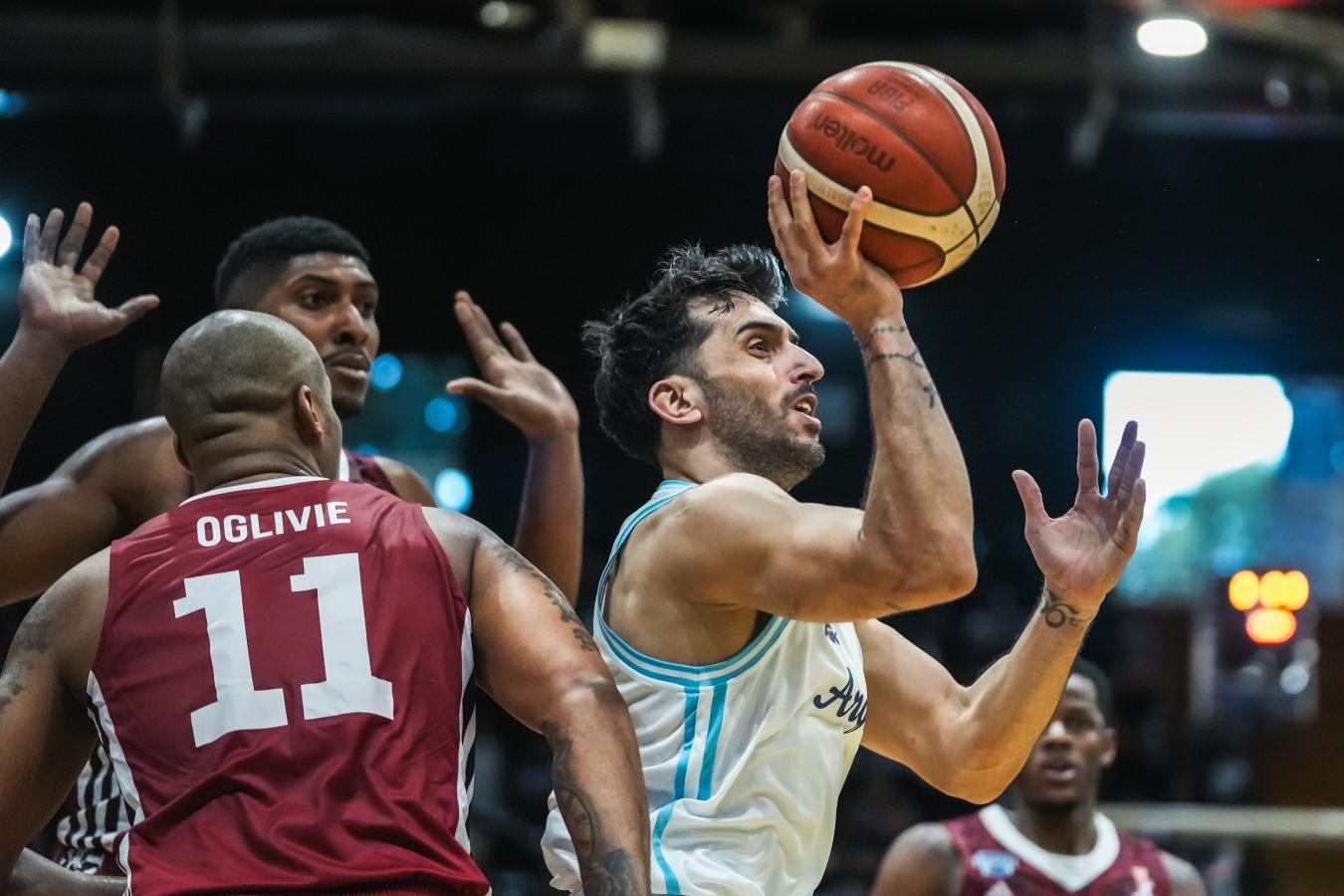 Facundo Campazzo lanza a la canasta ante la marca de dos rivales de Panamá durante el partido por las Eliminatorias al Mundial FIBA 2027