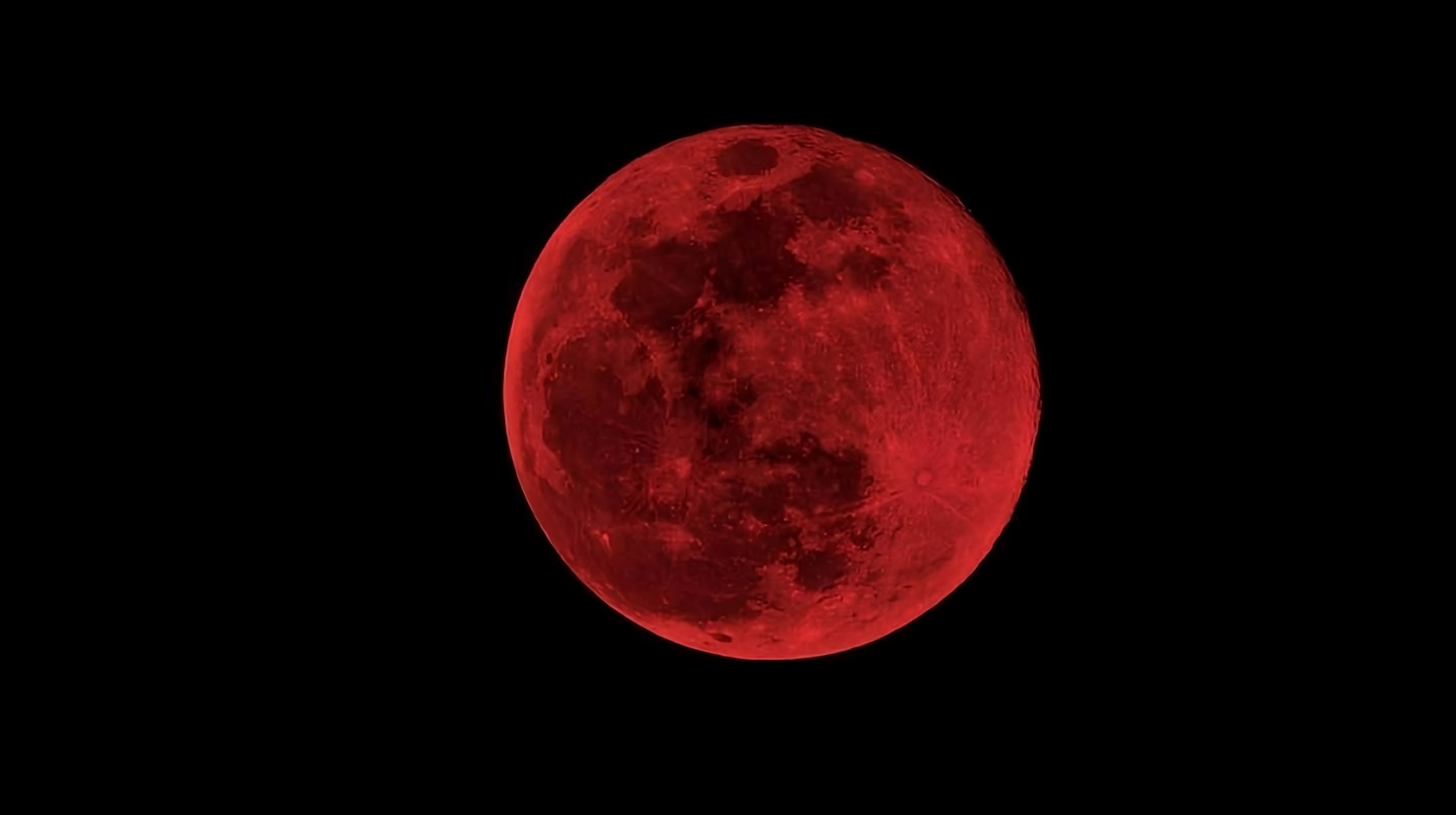 Luna teñida de rojo durante el eclipse lunar total del 3 de marzo de 2026.