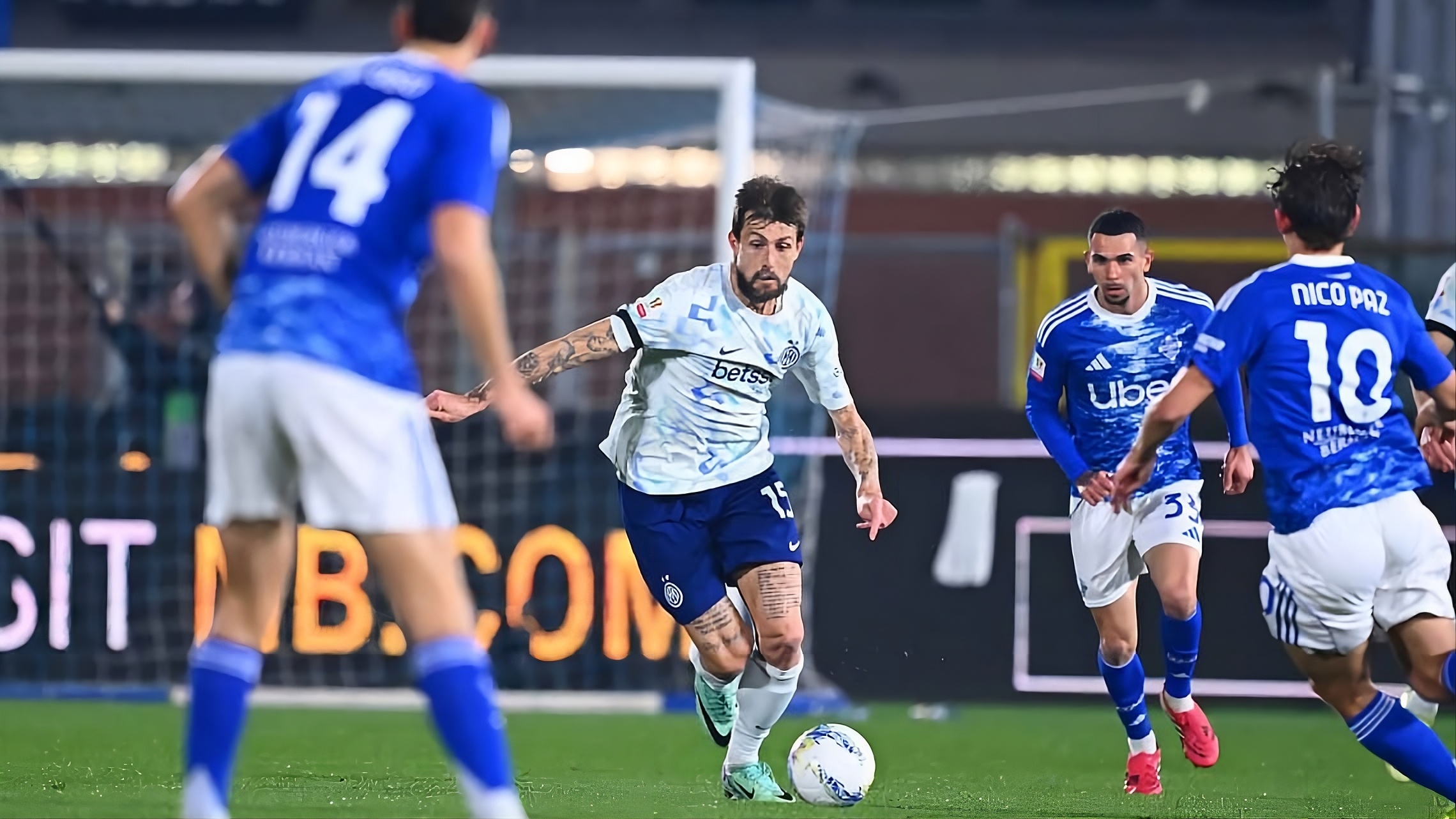 Jugador del Inter conduce el balón ante la marca de Nico Paz y otros futbolistas del Como en el partido por la Copa Italia.