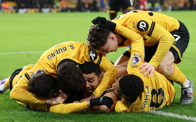 Jugadores de Wolverhampton celebran el gol agónico ante Liverpool en la Premier League