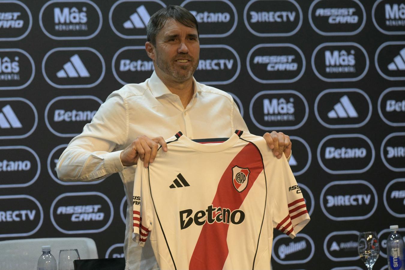 Eduardo Coudet posa con la camiseta de River Plate tras su presentación oficial como director técnico en el estadio Monumental.